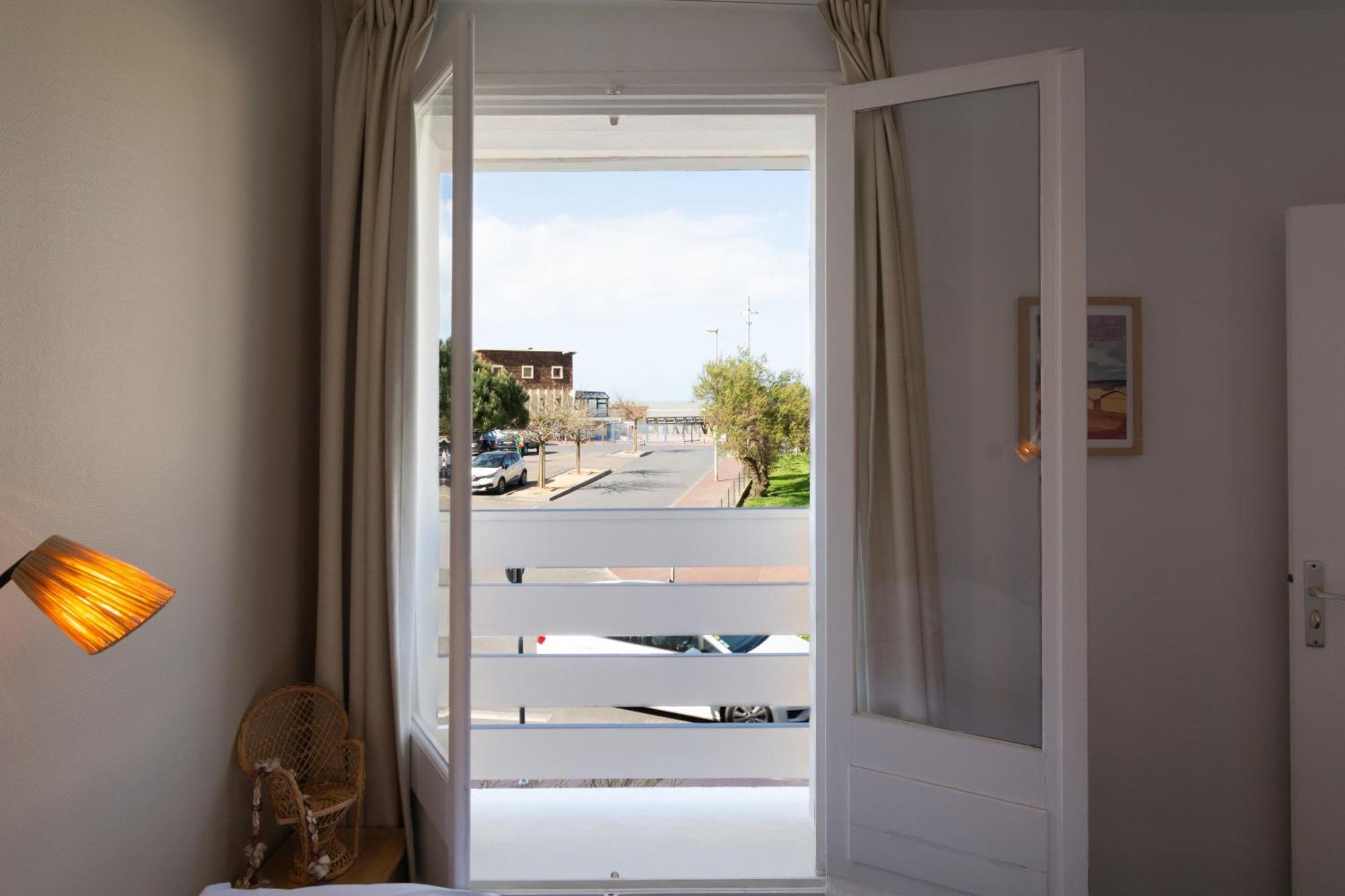 Hotel De La Plage Курсёль-сюр-Мер Экстерьер фото